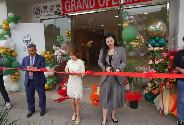 The ribbon cutting outside Young Hair's 氧发堂 storefront on E Valley Blvd on opening day.